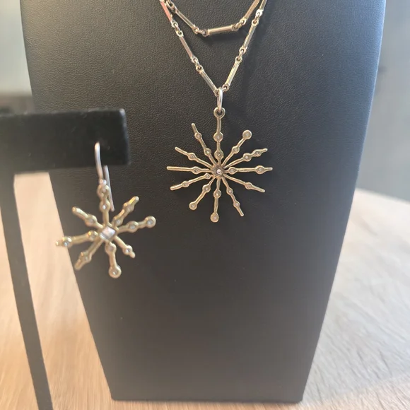 Waxing Poetic Goldtone 30 Inch Crystal Snowflake And Earring Set-GORGEOUS!!!